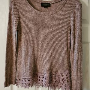 Ribbed sweater with cut-out lace.